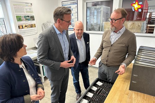 Die Wirtschaftsförderin der Stadt Rietberg, Renate Pörtner, Bürgermeister Andreas Sunder, Geschäftsführer Ulrich Mensendiek und Prokurist Achim Nowak von der Firma Reker-Nuts unterhalten sich.