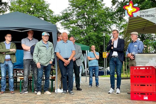 Ortsvorsteher Gisbert Schnitker, Bürgermeister Andreas Sunder und Kirchenvorstand Reinhard Ahrens stehen neben weiteren Bürgern auf dem neuen Jakobiplatz.