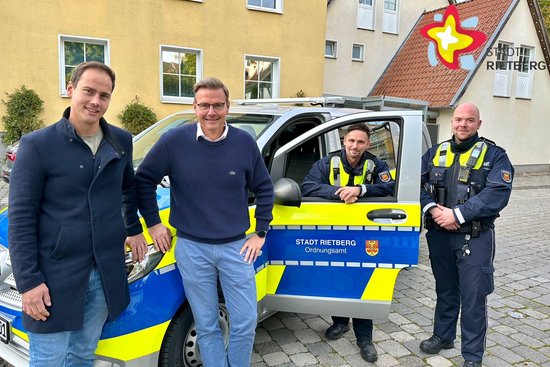 Nils Kutscher, Bürgermeister Andreas Sunder, sowie die Mitarbeiter Marcel Beermann und Kevin Reschke stehen vor dem neuen Dienstfahrzeug des Ordnungsamtes.