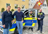 Nils Kutscher, Bürgermeister Andreas Sunder, sowie die Mitarbeiter Marcel Beermann und Kevin Reschke stehen vor dem neuen Dienstfahrzeug des Ordnungsamtes.