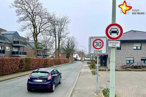 Ein Auto fährt in die Straße Pulverdamm ein, rechts am Rand stehen das Tempo-30-Schild und der Hinweis "Anlieger frei".