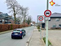 Ein Auto fährt in die Straße Pulverdamm ein, rechts am Rand stehen das Tempo-30-Schild und der Hinweis "Anlieger frei".