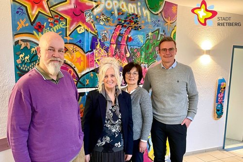 Norbert und Christina Marie Christmannstehen neben Renate Pörtner und Bürgermeister Andreas Sunder vor einer knallbunt bemalten Wand.