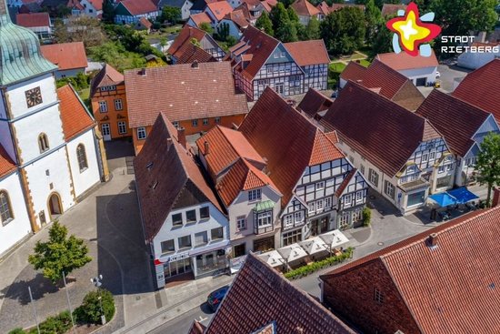 Ein Ausschnitt der Rathausstraße aus der Vogelperspektive: links die Kirche St. Johannes Baptist, daneben der Blick auf die angrenzenden Fachwerkhäuser.