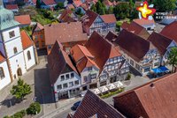 Ein Ausschnitt der Rathausstraße aus der Vogelperspektive: links die Kirche St. Johannes Baptist, daneben der Blick auf die angrenzenden Fachwerkhäuser.