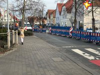 Rathausstraße mit Zebrastreifen am Tag.