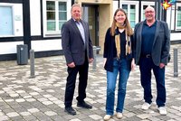 Wilfried Dörhoff, Lisa Henke und Thomas Krüger stehen vor dem Rathaus.